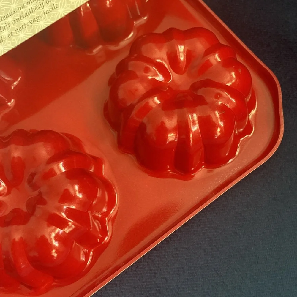 NWT Nordic Ware Bundt Cupcaking Baking Pan in Red